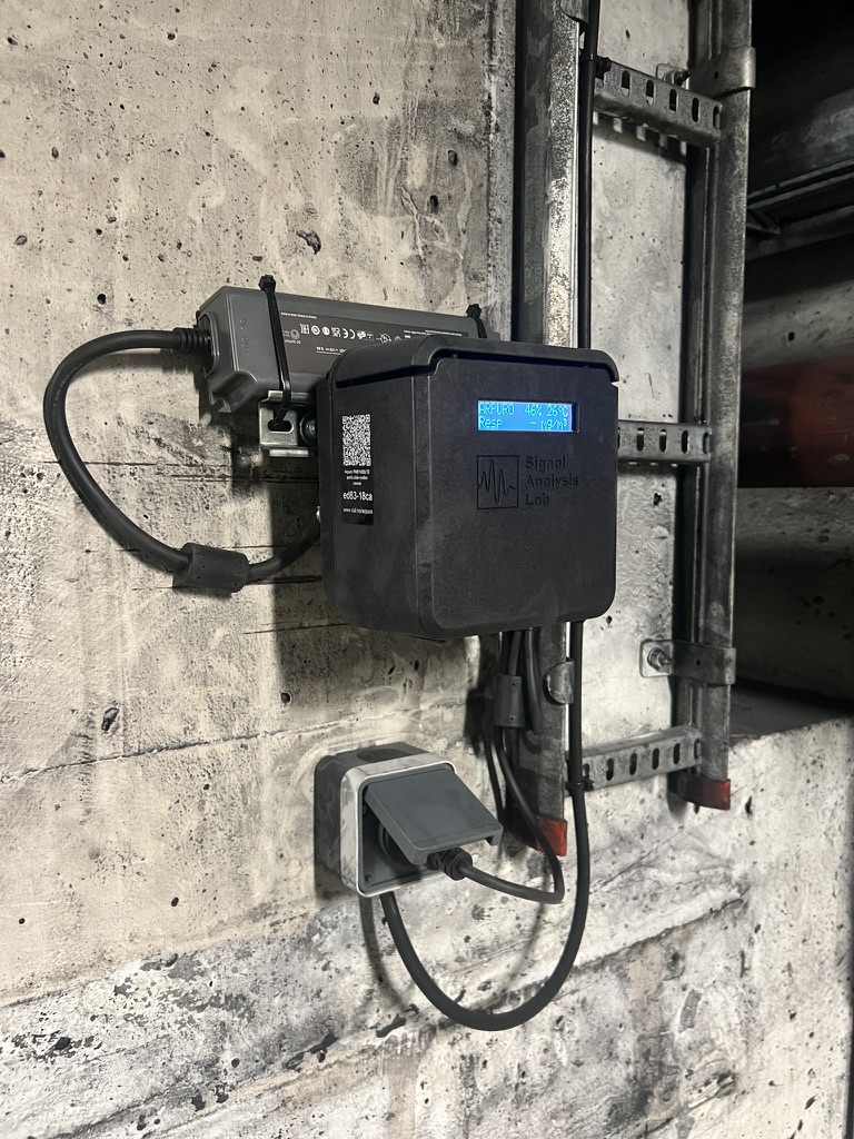 Example of a PM01V00LTE installation with external power adapter.
